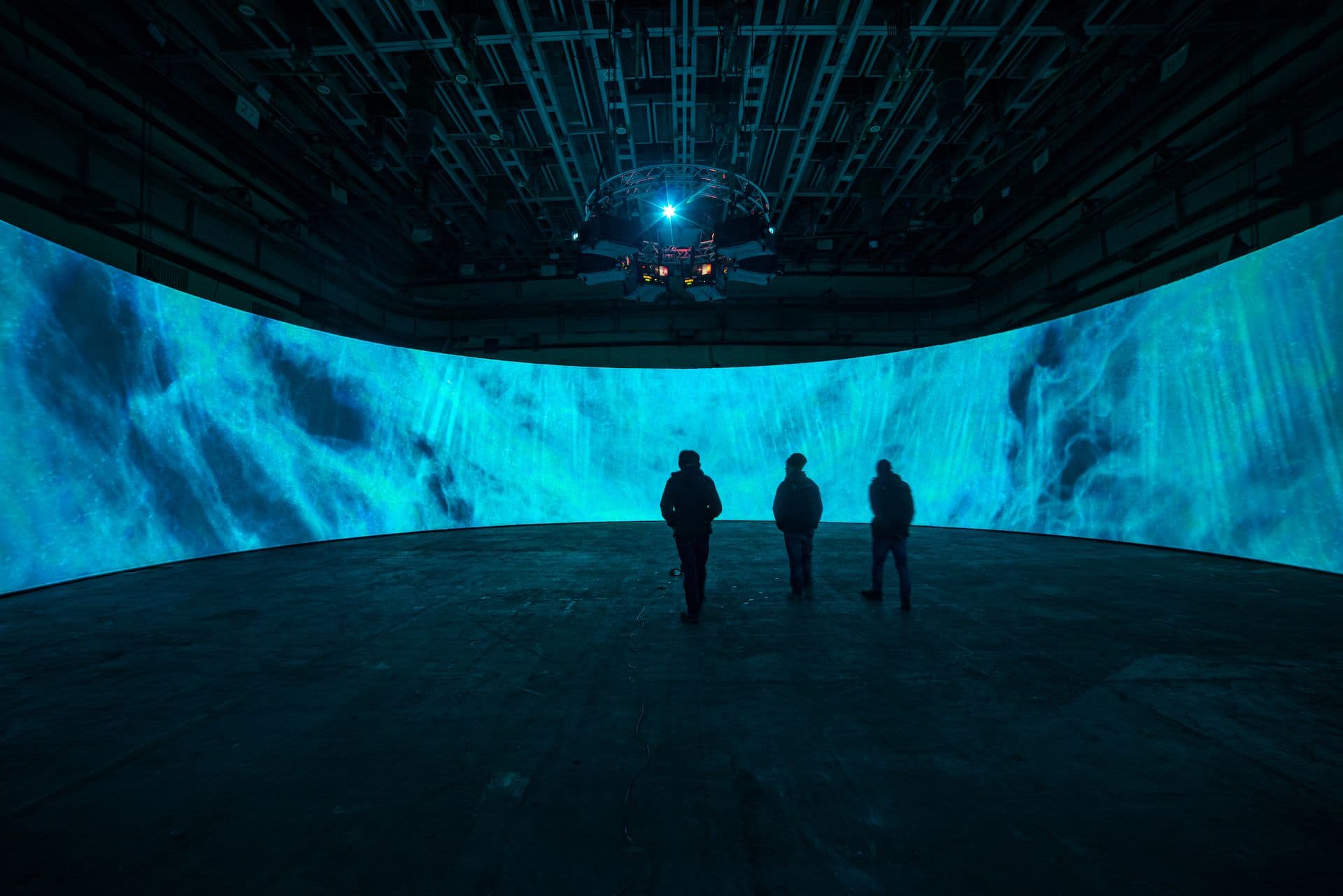 Circular panoramic screen for a VR filming backdrop